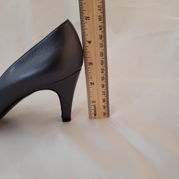 Vintage silvery Navy Bruno Magli Size 8 AAA Navy Leather Heels - Picture 5 of 5